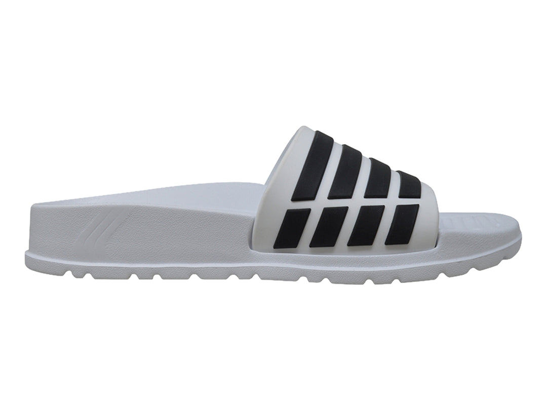 Sandalias slide para mujer de color blanco con rayas negras horizontales en la correa.