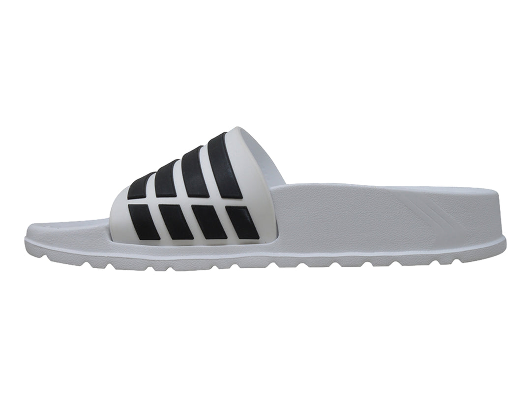 Sandalias slide para mujer de color blanco con rayas negras horizontales en la correa.