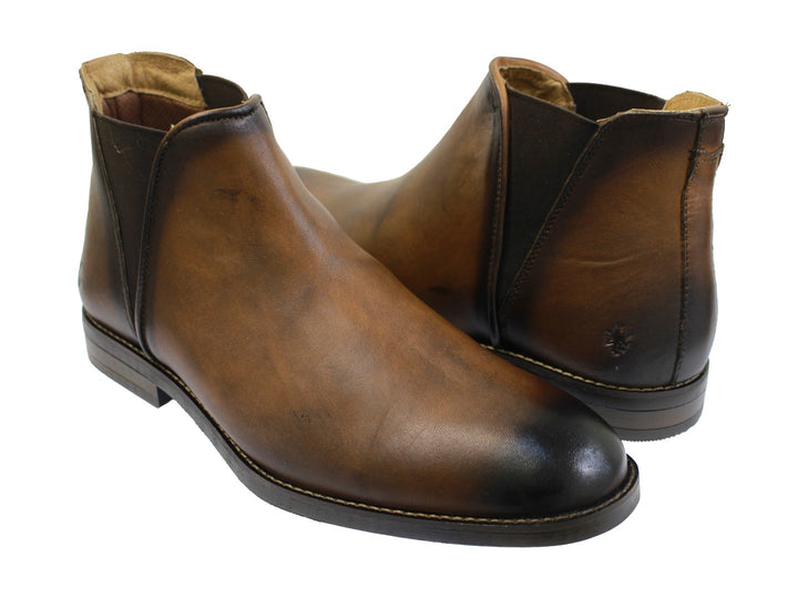 Botas de cuero color brandy para hombre con acabado degradado oscuro en la punta y el talón.