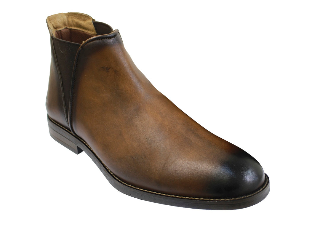 Botas de cuero color brandy para hombre con acabado degradado oscuro en la punta y el talón.
