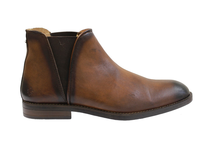 Botas de cuero color brandy para hombre con acabado degradado oscuro en la punta y el talón.