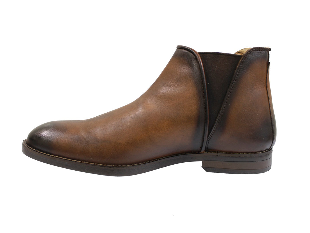 Botas de cuero color brandy para hombre con acabado degradado oscuro en la punta y el talón.