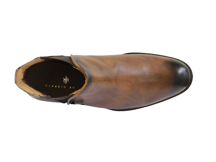 Botas de cuero color brandy para hombre con acabado degradado oscuro en la punta y el talón.