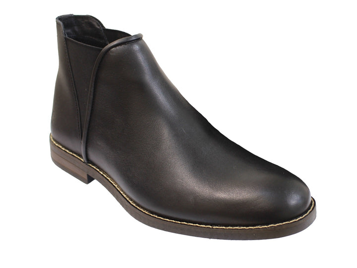 Botas negras para hombre de cuero con costuras claras en la suela sobre fondo blanco.