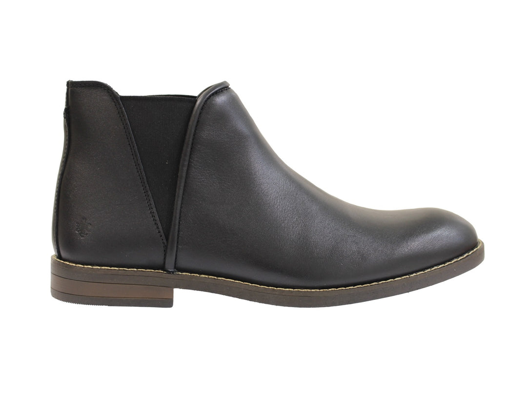 Botas negras para hombre de cuero con costuras claras en la suela sobre fondo blanco.