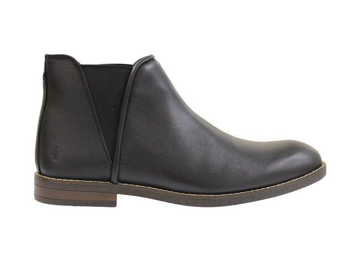 Botas negras para hombre de cuero con costuras claras en la suela sobre fondo blanco.
