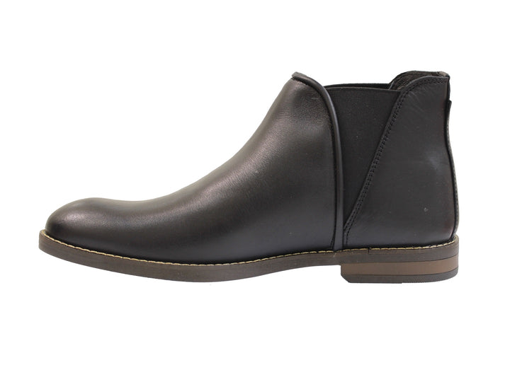Botas negras para hombre de cuero con costuras claras en la suela sobre fondo blanco.