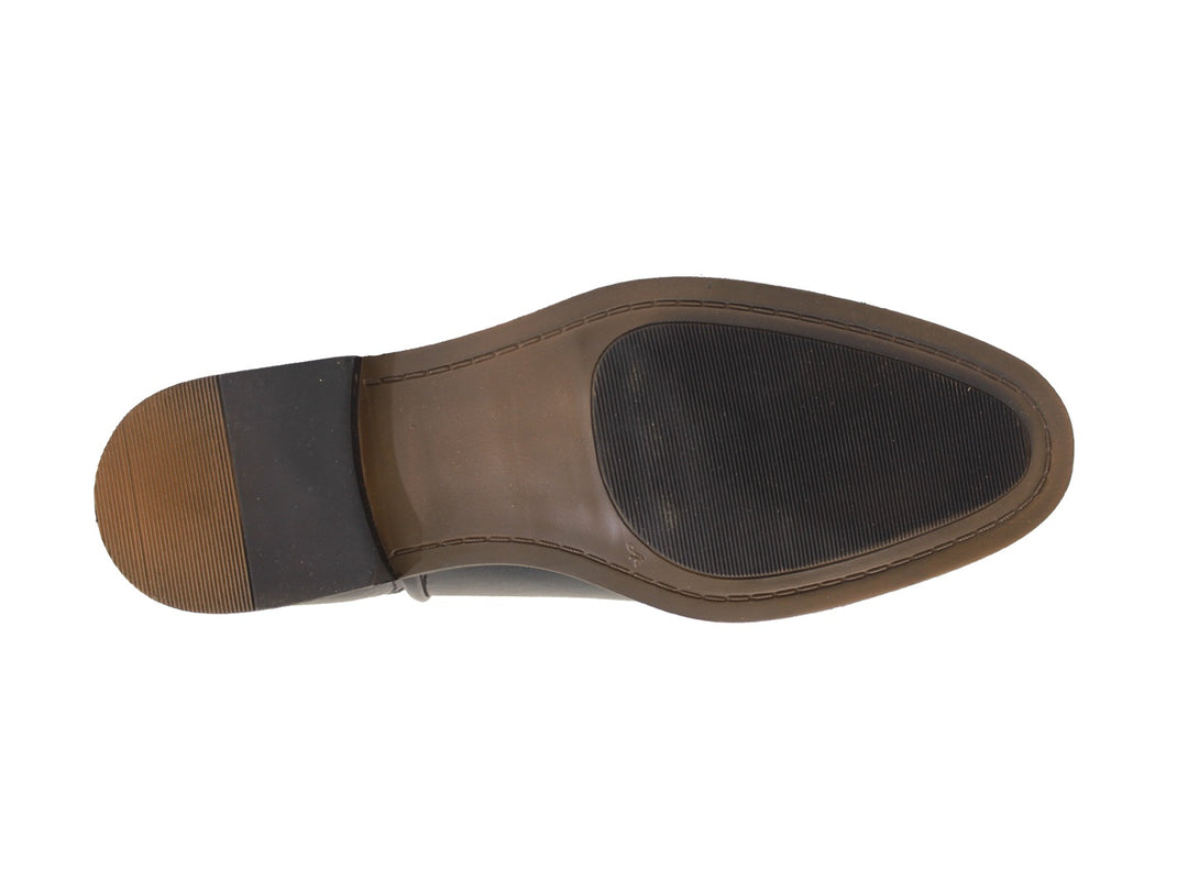 Botas negras para hombre de cuero con costuras claras en la suela sobre fondo blanco.