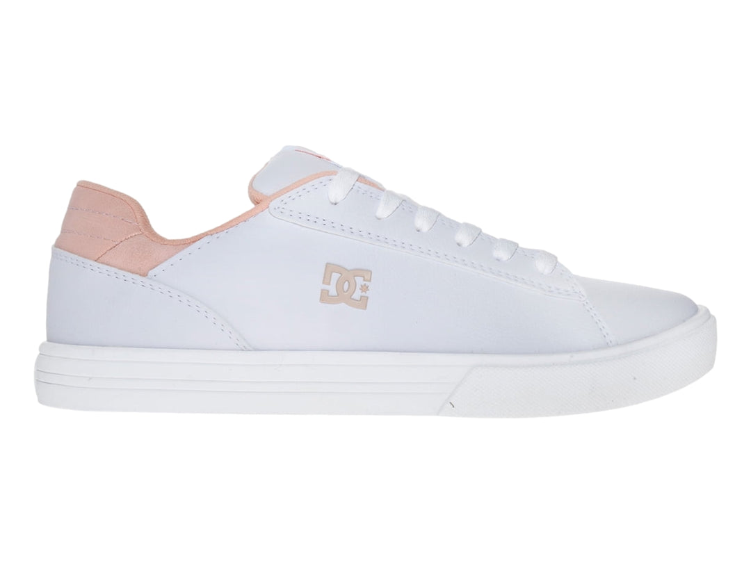 Tenis DC Shoes color blanco con detalles en rosa pastel y suela blanca.