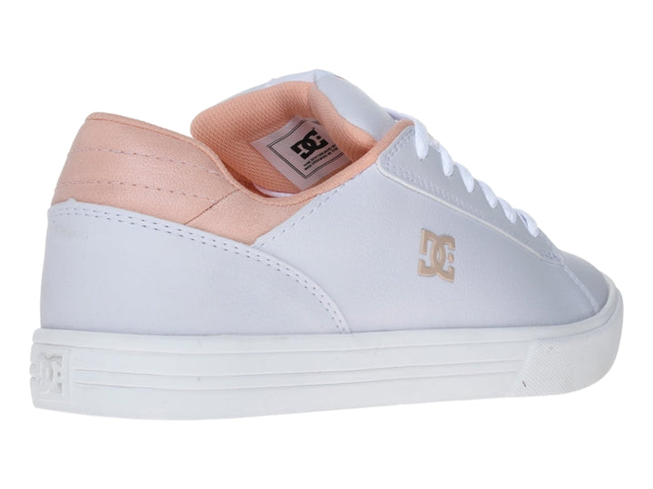 Tenis DC Shoes color blanco con detalles en rosa pastel y suela blanca.