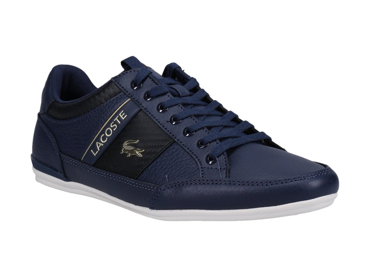 Tenis Lacoste color azul marino y negro con suela blanca y detalles dorados.