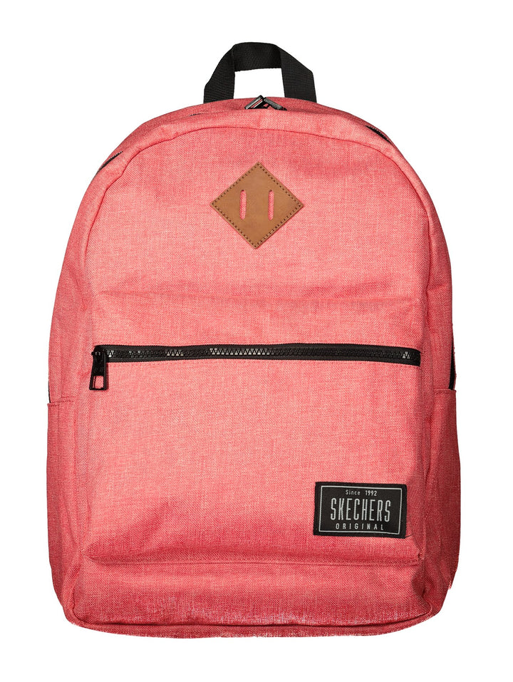 Mochila escolar Skechers color coral con detalles en negro y un parche marrón decorativo.