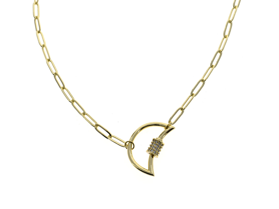 Collar de cadena color oro con un dije en forma de media luna adornado con cristales brillantes.