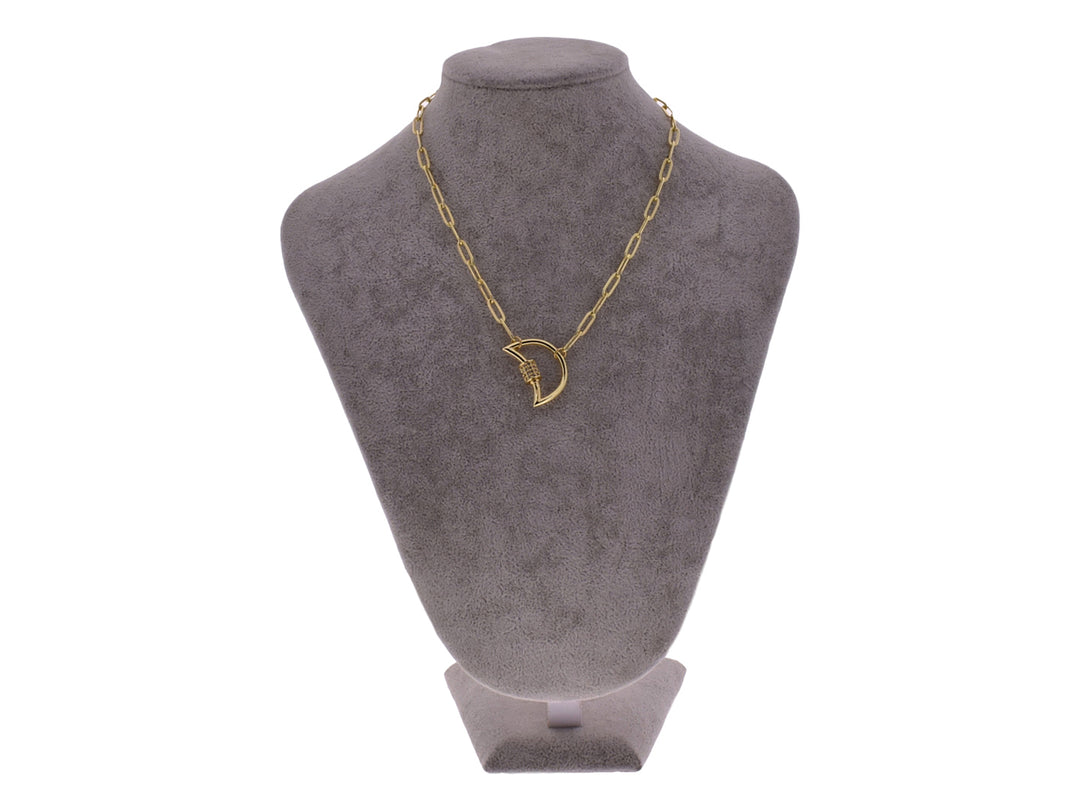 Collar de cadena color oro con un dije en forma de media luna adornado con cristales brillantes.