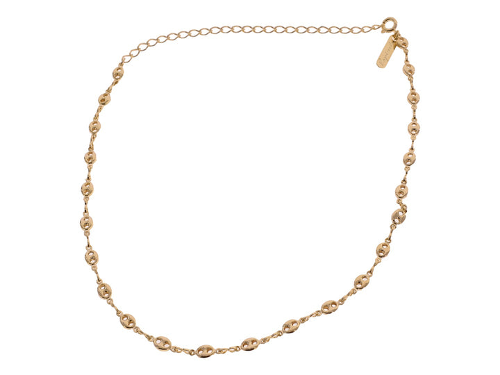 Collar de cadena dorada con eslabones ovalados brillantes sobre fondo blanco.