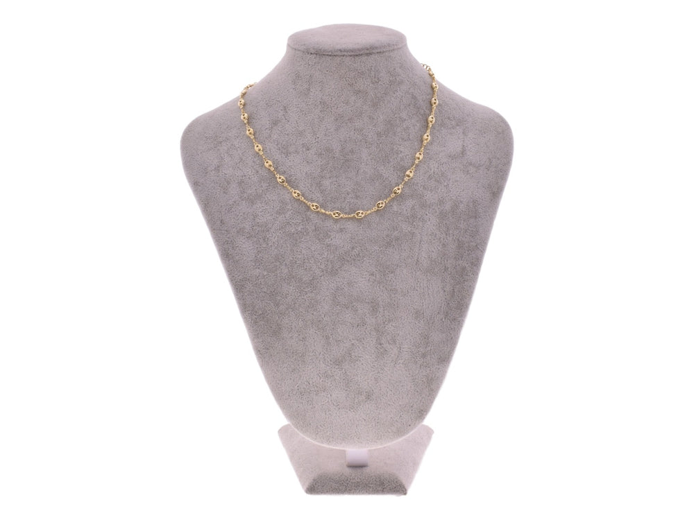 Collar de cadena dorada con eslabones ovalados brillantes sobre fondo blanco.