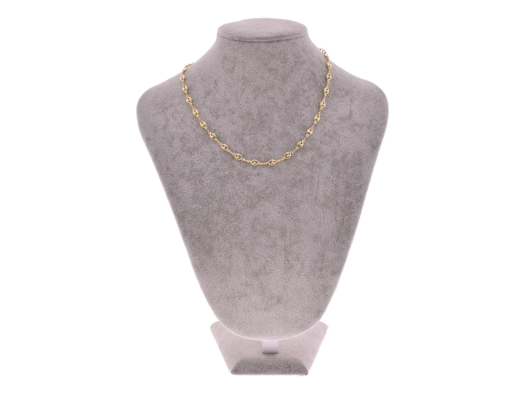 Collar de cadena dorada con eslabones ovalados brillantes sobre fondo blanco.