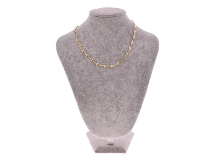 Collar de cadena dorada con eslabones ovalados brillantes sobre fondo blanco.