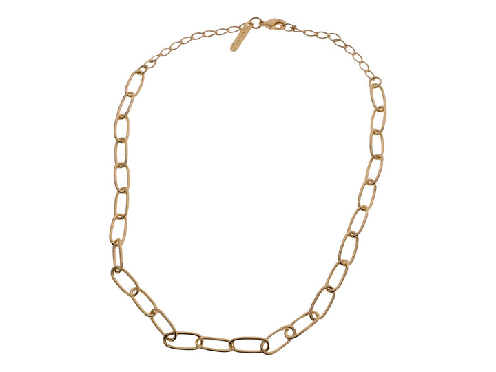 Collar de cadena dorada con eslabones ovalados sobre fondo blanco.