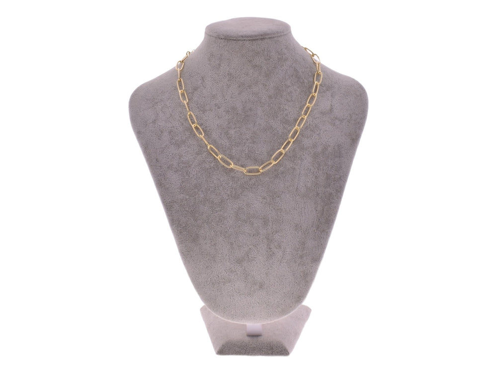 Collar de cadena dorada con eslabones ovalados sobre fondo blanco.