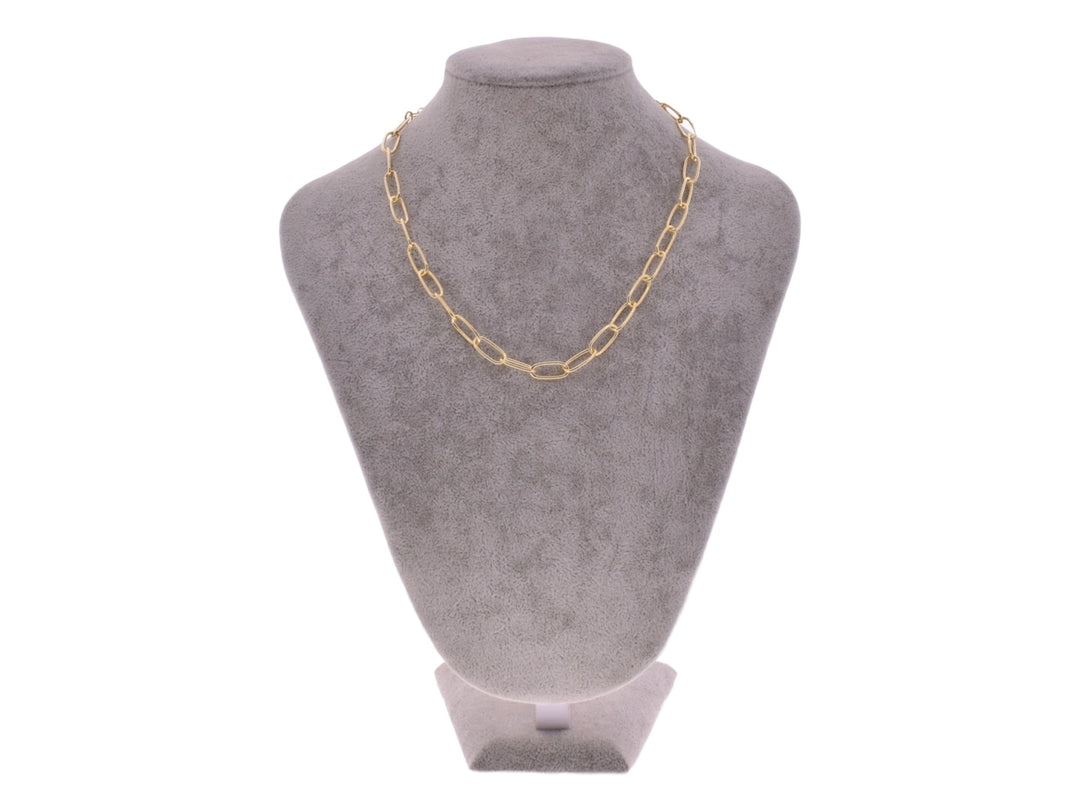 Collar de cadena dorada con eslabones ovalados sobre fondo blanco.