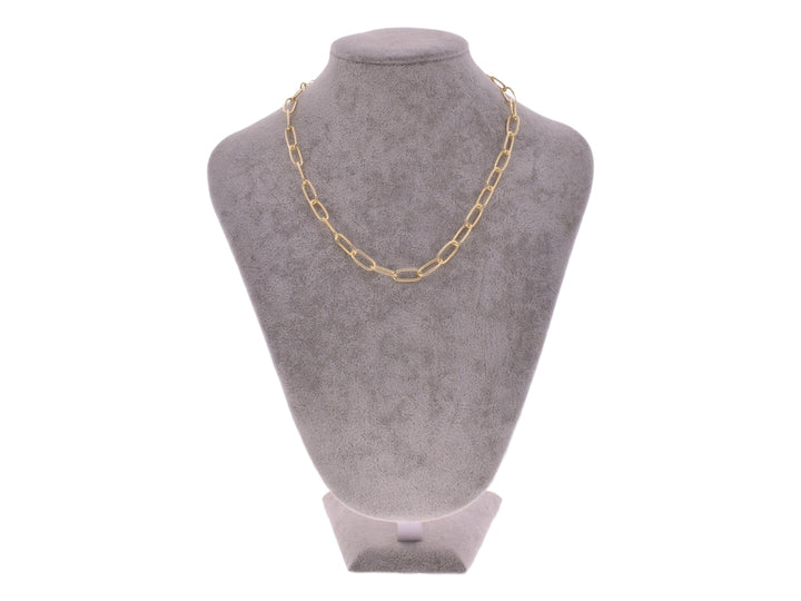 Collar de cadena dorada con eslabones ovalados sobre fondo blanco.