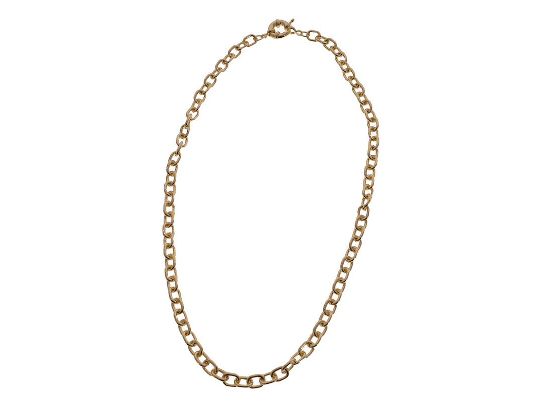 Collar de cadena dorada con eslabones entrelazados sobre fondo blanco.