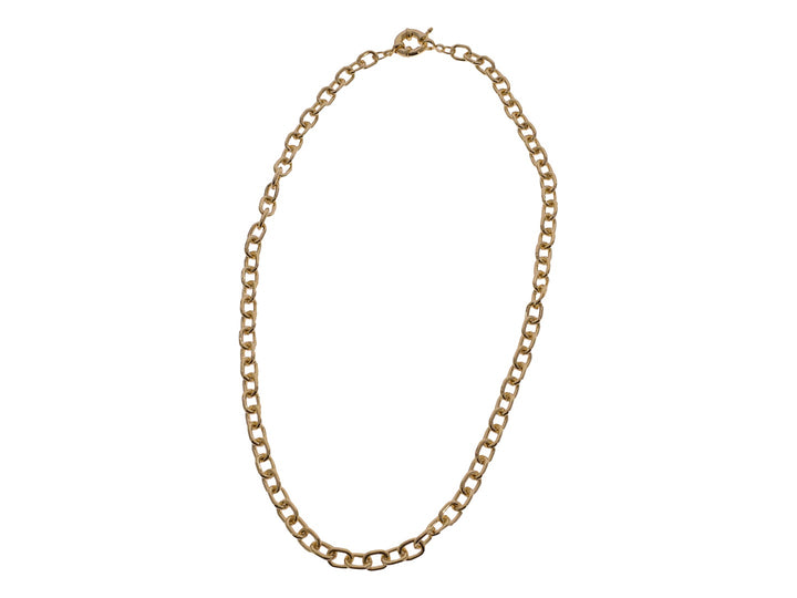 Collar de cadena dorada con eslabones entrelazados sobre fondo blanco.