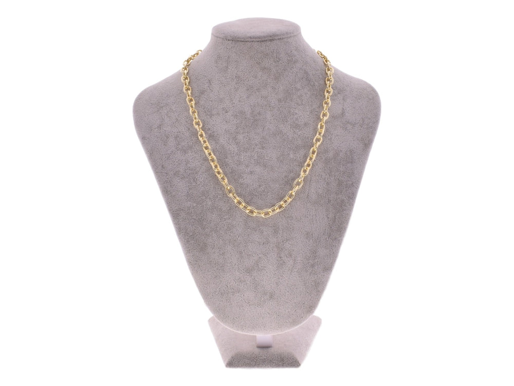 Collar de cadena dorada con eslabones entrelazados sobre fondo blanco.