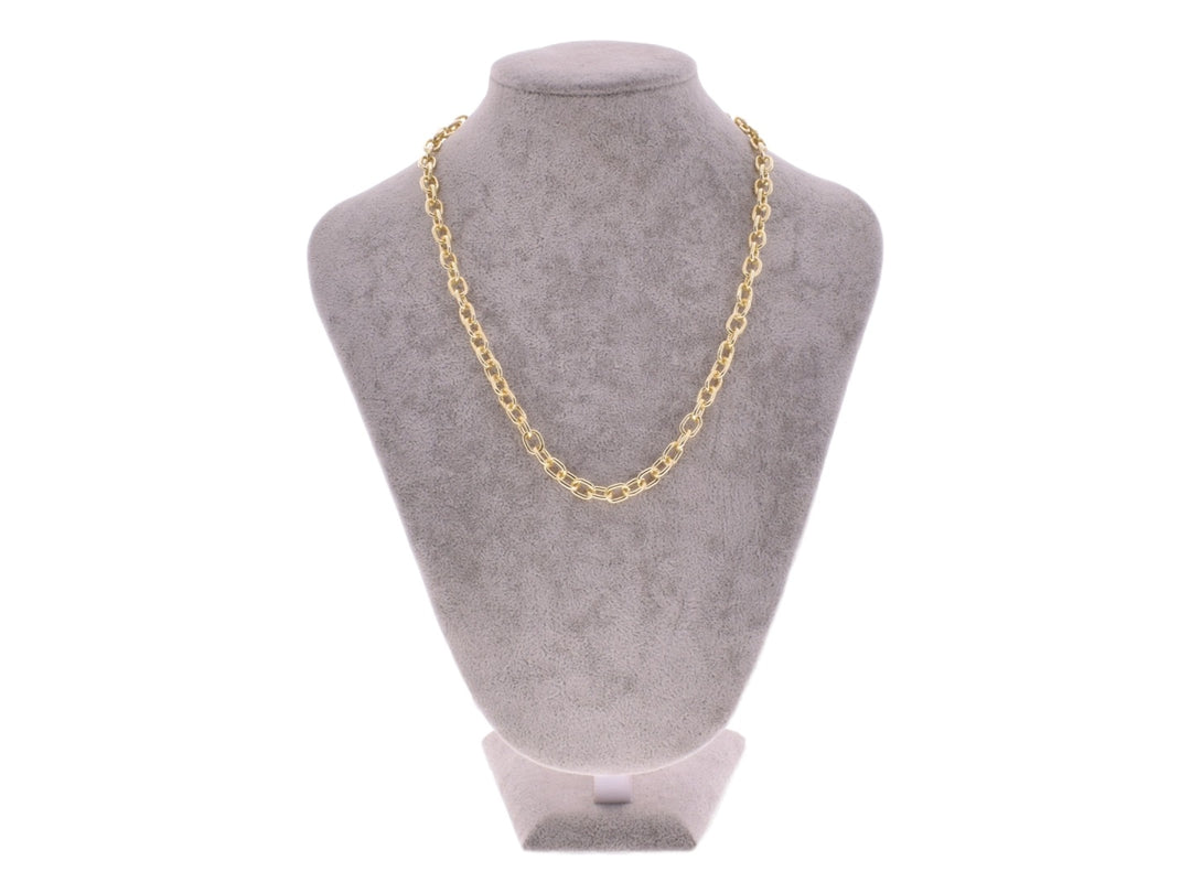 Collar de cadena dorada con eslabones entrelazados sobre fondo blanco.