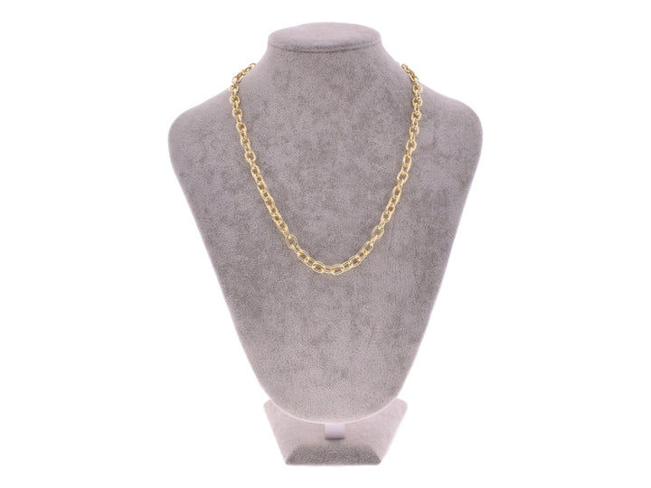 Collar de cadena dorada con eslabones entrelazados sobre fondo blanco.