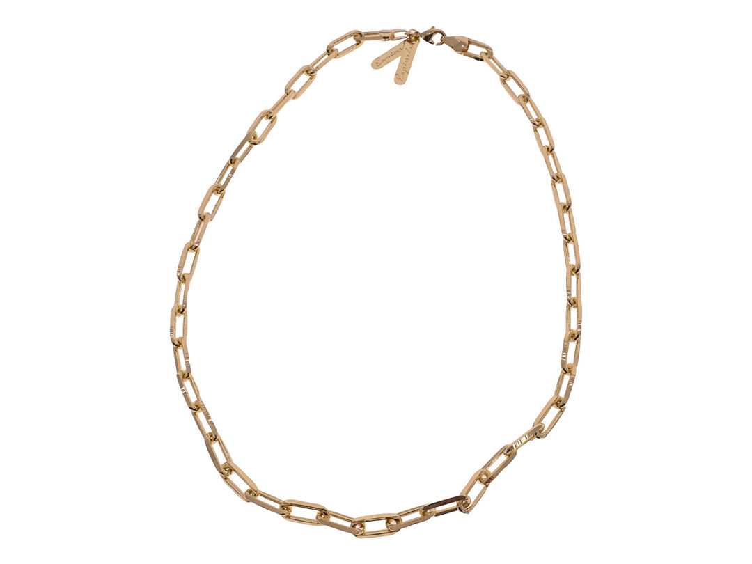 Collar de cadena dorada con eslabones alargados sobre fondo blanco.
