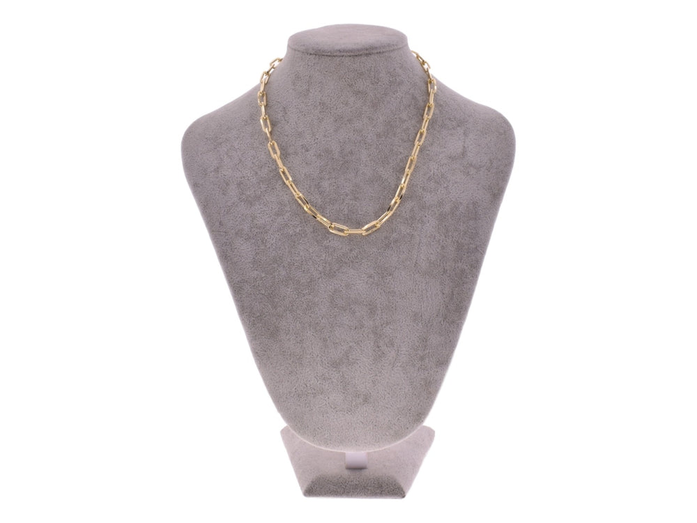 Collar de cadena dorada con eslabones alargados sobre fondo blanco.