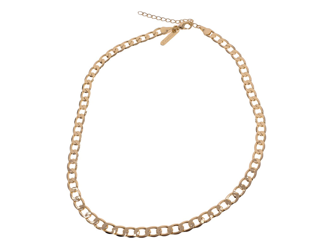 Collar de cadena dorada con eslabones entrelazados sobre fondo blanco.