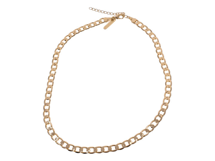 Collar de cadena dorada con eslabones entrelazados sobre fondo blanco.