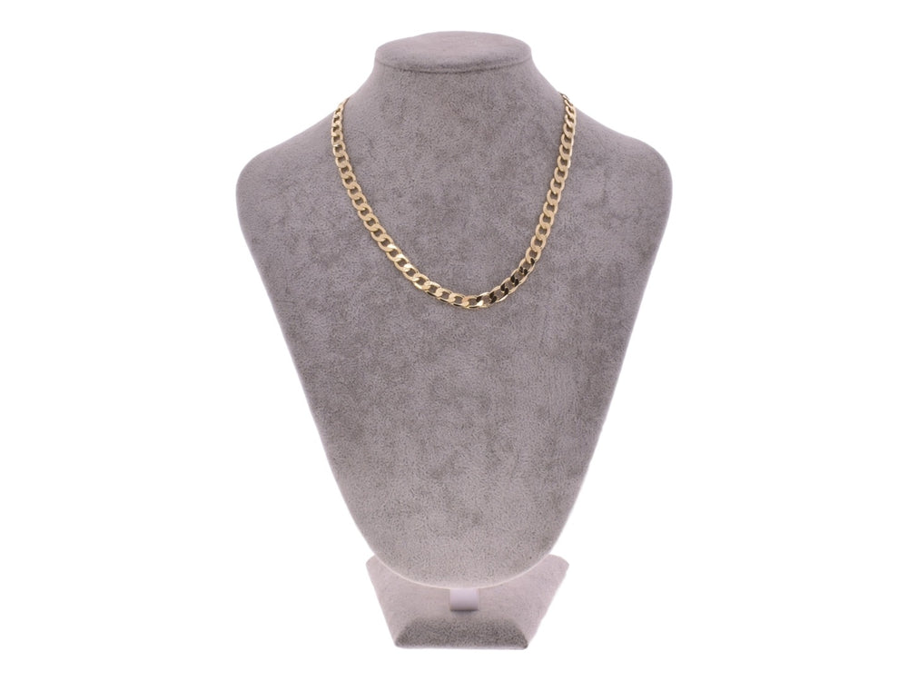 Collar de cadena dorada con eslabones entrelazados sobre fondo blanco.