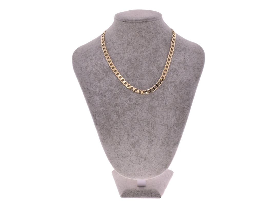 Collar de cadena dorada con eslabones entrelazados sobre fondo blanco.