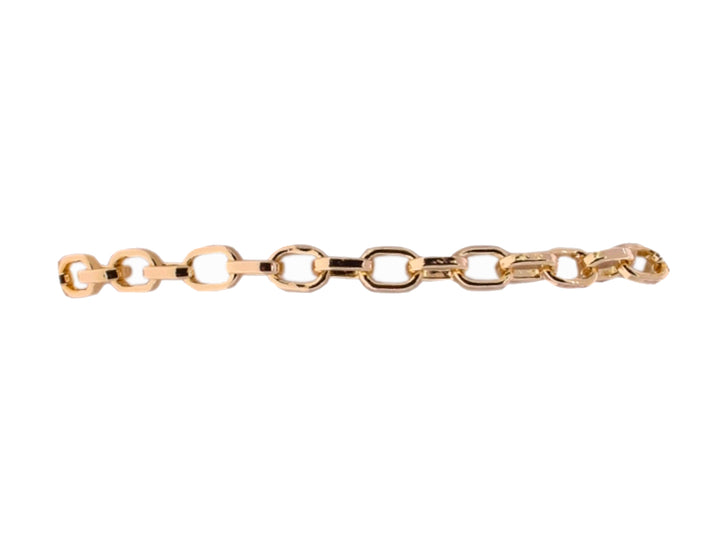 Pulsera de cadena dorada con eslabones brillantes y placa de marca.