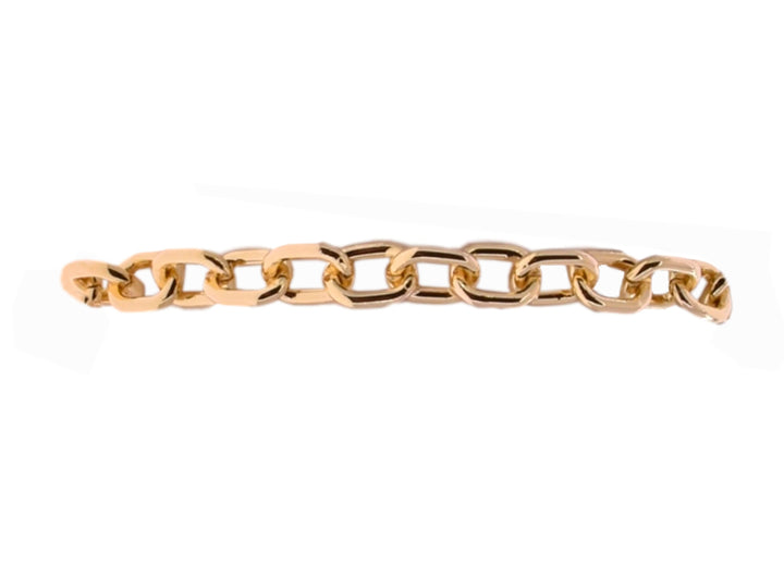 Pulsera de cadena con eslabones en color dorado brillante sobre fondo blanco.