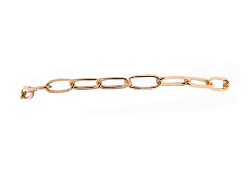 Pulsera de cadena color dorado con cierre de palanca sobre fondo blanco.