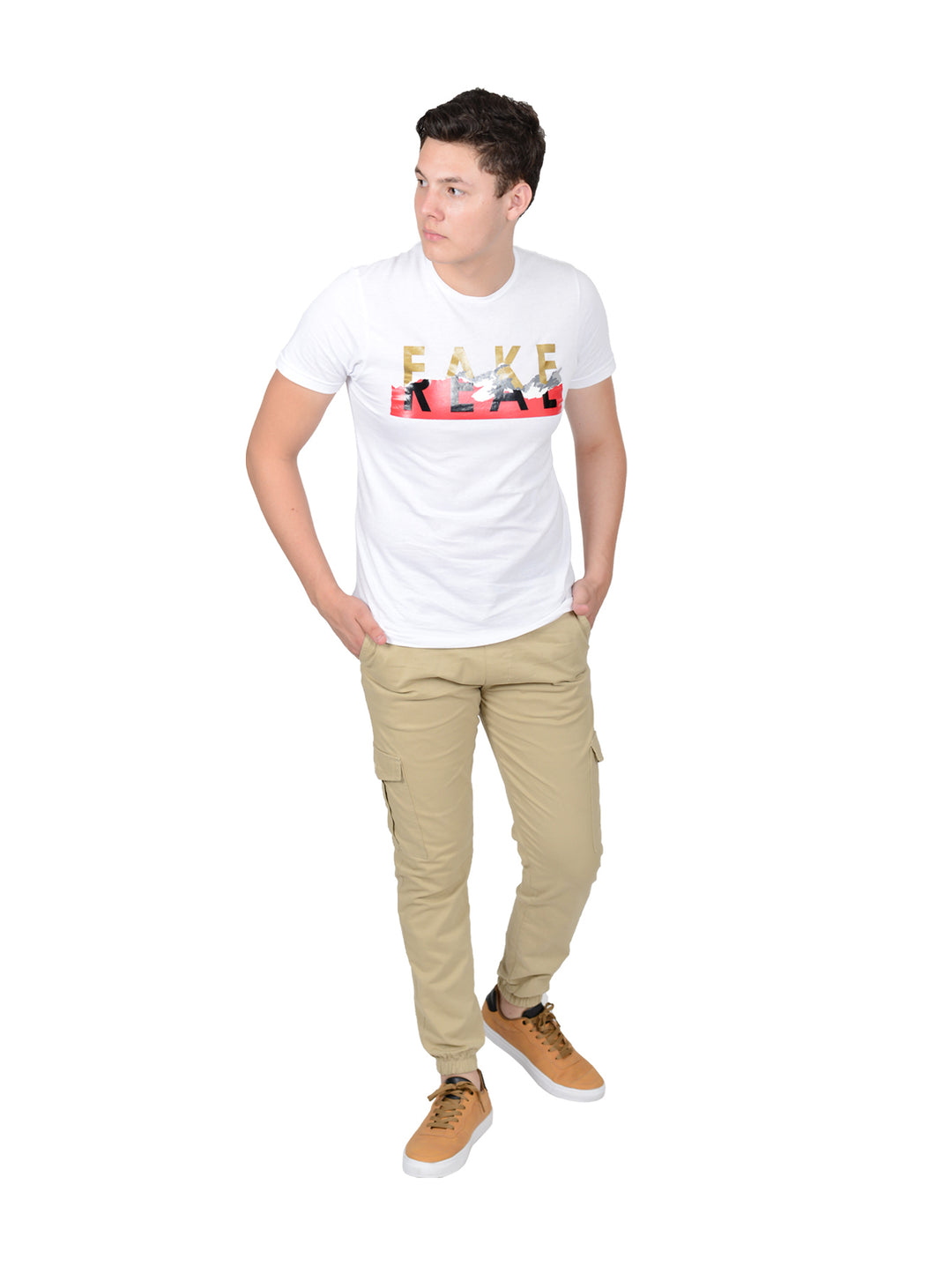 Hombre vistiendo pantalones joggers color khaki con bolsillos laterales y cargo, calzado casual color miel.