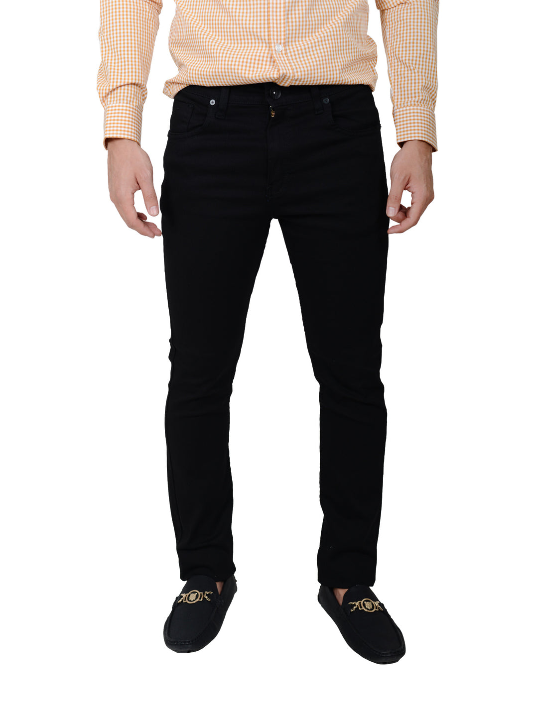 Hombre vistiendo jeans negros slim fit con camisa a cuadros y mocasines negros.