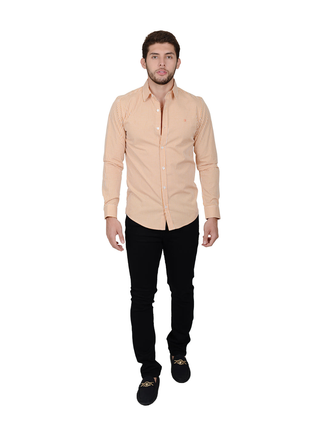Hombre vistiendo jeans negros slim fit con camisa a cuadros y mocasines negros.