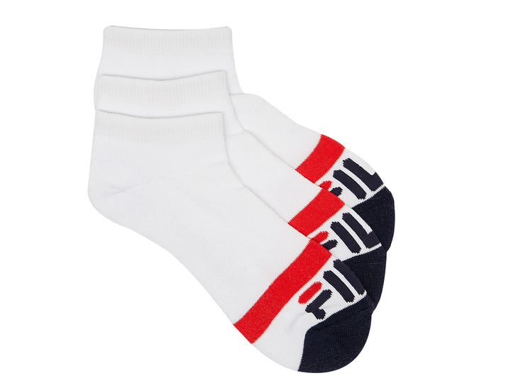 Tres pares de calcetines tobilleros FILA color blanco con franjas rojas y talones azul marino.