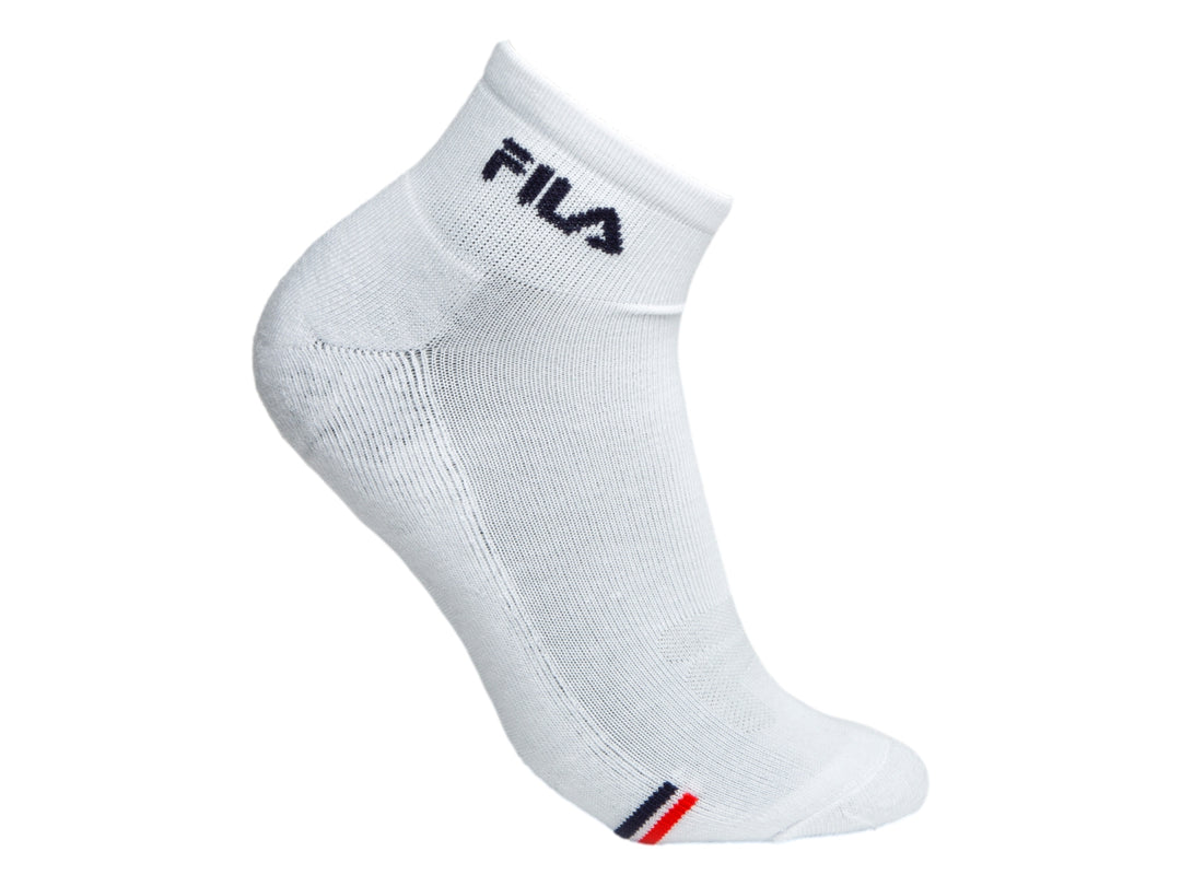 Calcetín deportivo corto de color blanco marca FILA con detalles en azul y rojo en la base.