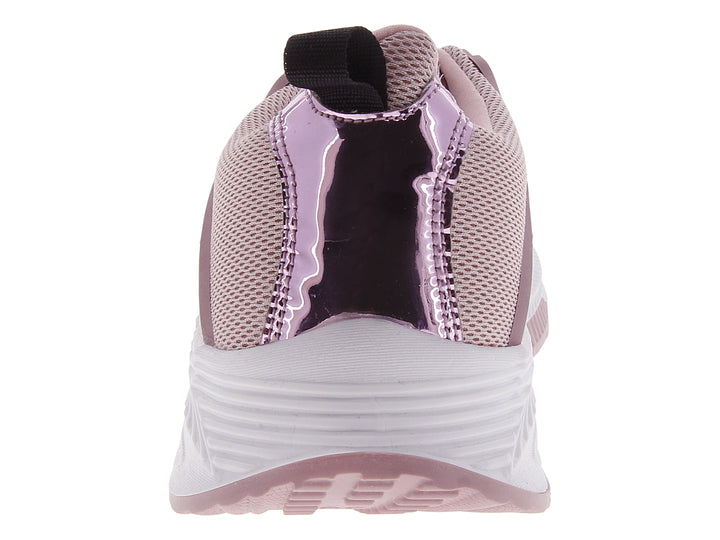 Tenis deportivos color rosa con malla transpirable y suela blanca.