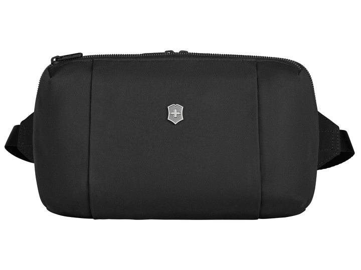 Cangurera color negro de la marca Victorinox con logotipo metálico central y cierre superior.