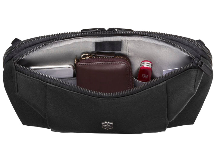 Cangurera color negro de la marca Victorinox con logotipo metálico central y cierre superior.