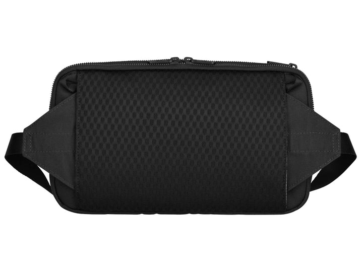 Cangurera color negro de la marca Victorinox con logotipo metálico central y cierre superior.