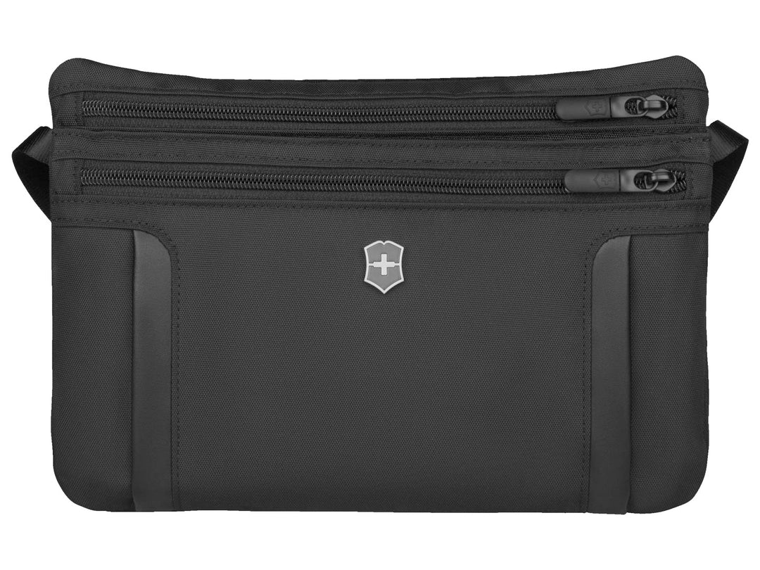 Bolso compacto negro Victorinox con dos compartimentos con cierre y logo frontal.